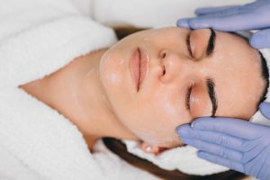 Més informació sobre l'article Píling facial antiedat, la millor manera de renovar la pell
