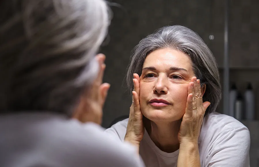 Mujer mirándose al espejo
