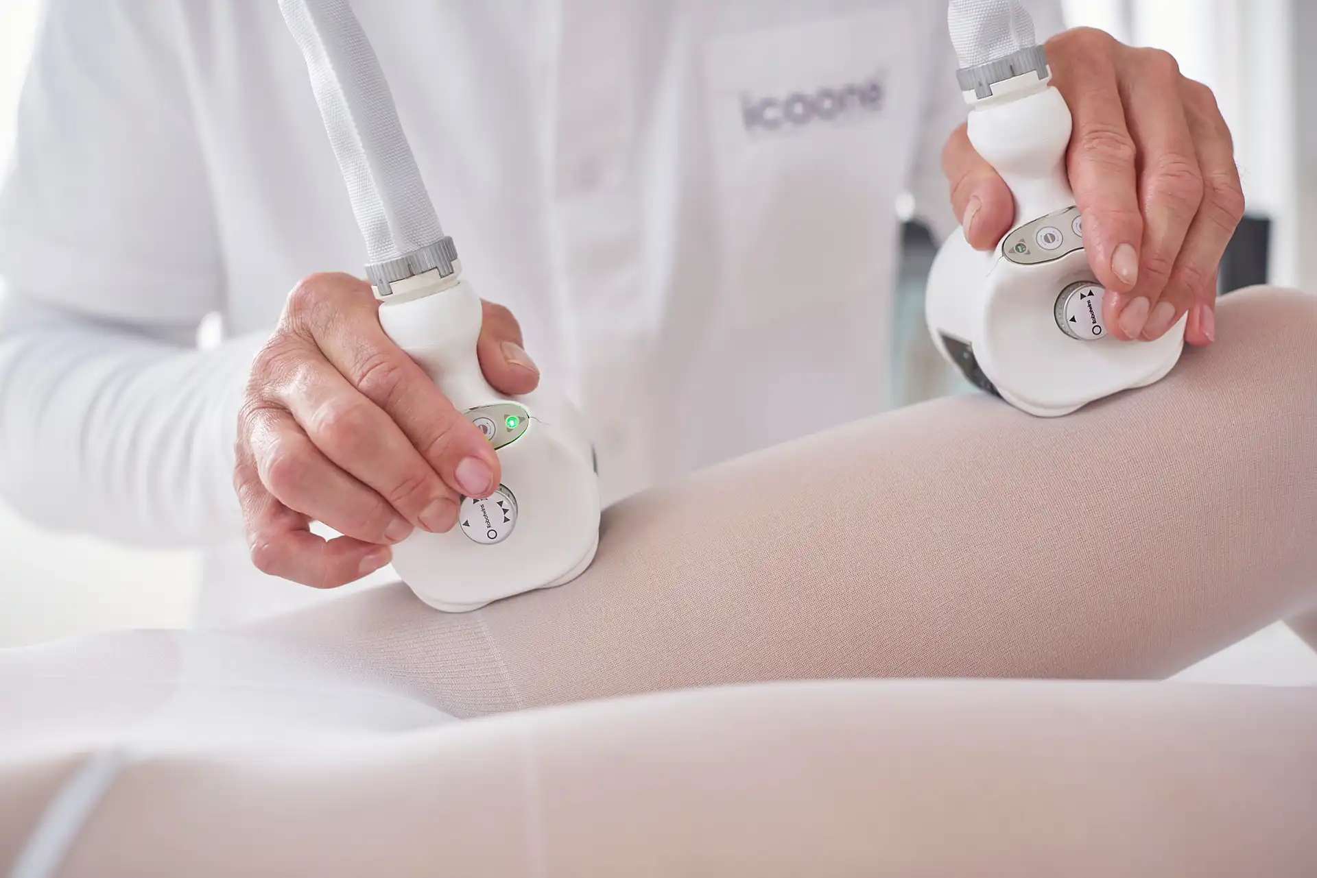 dona fent-se un tractament de bellesa a les cames amb ICOONE