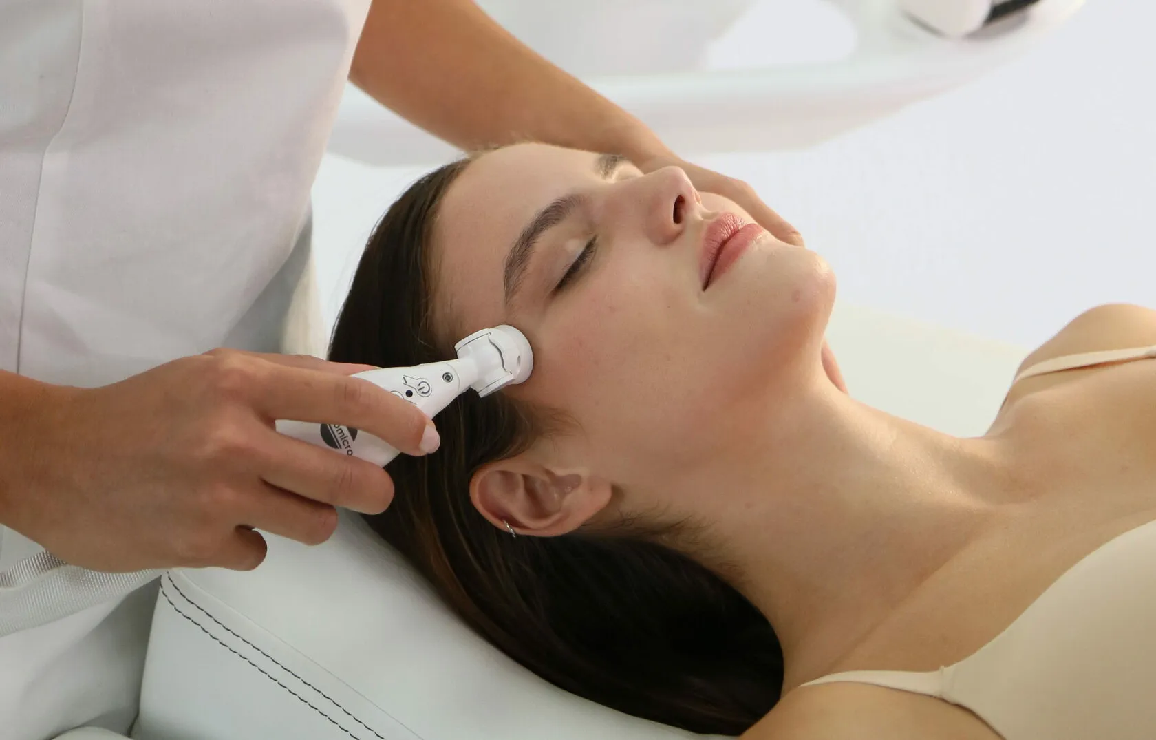 mujer haciendose un tratamiento facial con tecnología Icoone