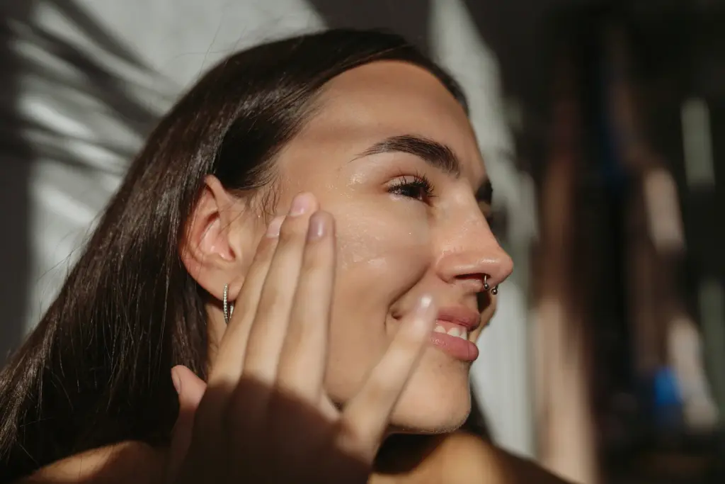 Mujer viéndose bonita y radiante después de un tratamiento estético con ácidos