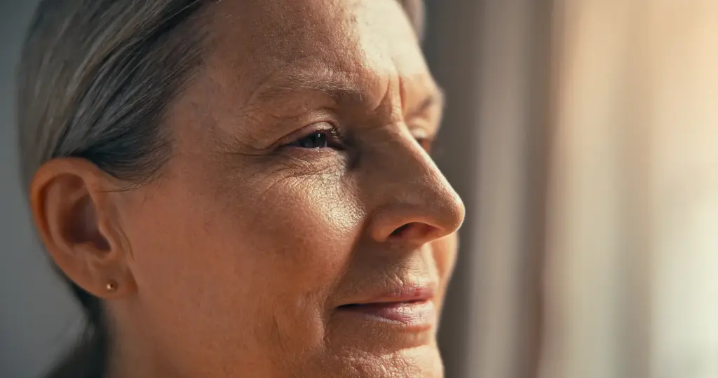 Dona gran amb una mirada serena sense arrugues, natural