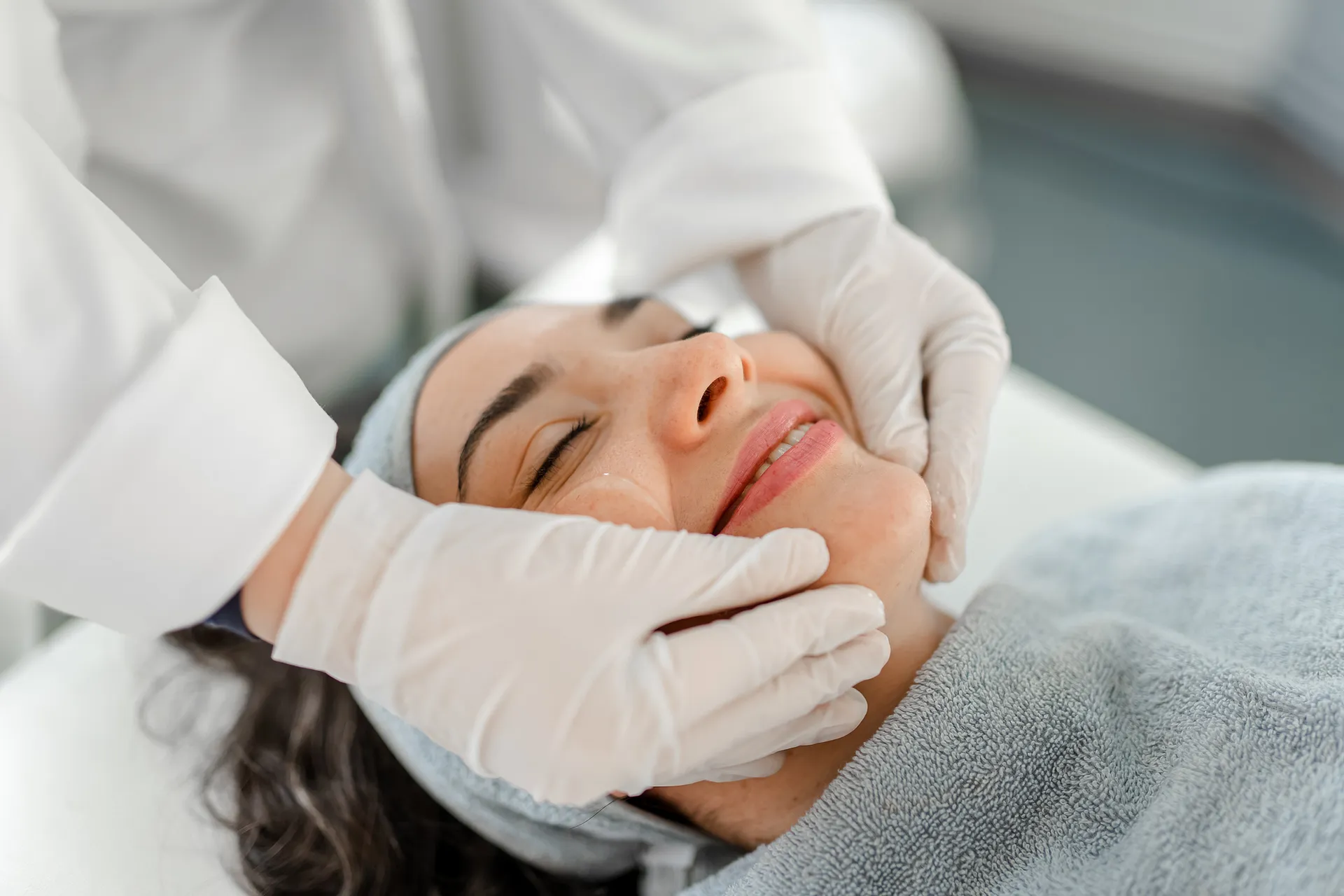 Mujer haciéndose un tratamiento facial en la clínica estética en Barcelona