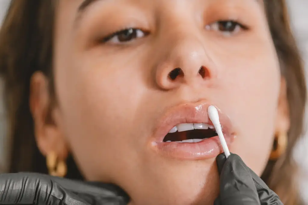 Mujer haciéndose un tratamiento de labios en la clínica estética