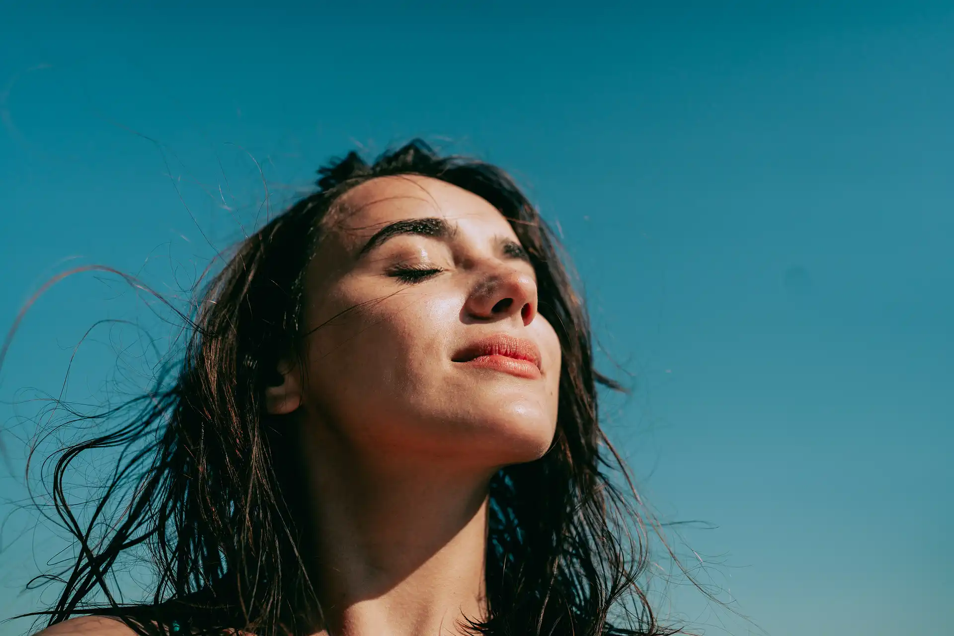 Mujer disfrutando del sol