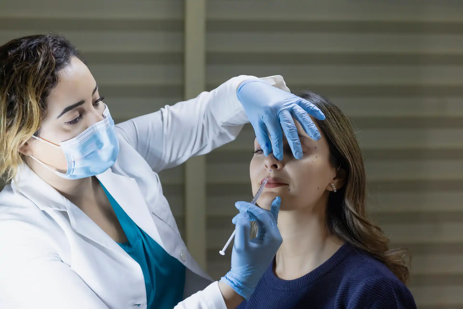 Mujer haciéndose un tratamiento estético